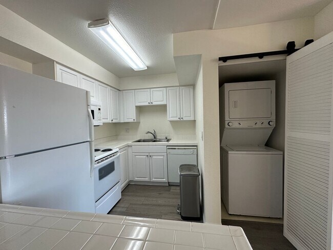 Building Photo - Quiet 2 Bedroom 2 Bathroom Minutes From SDSU