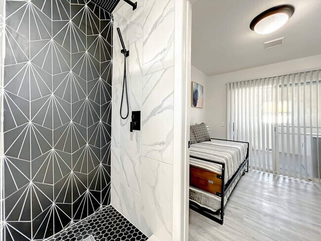 Building Photo - 173 S Orange Ave