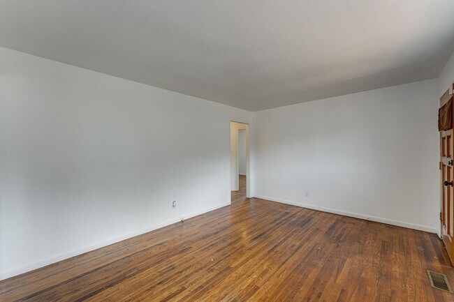 Building Photo - 1010 N Hickory St
