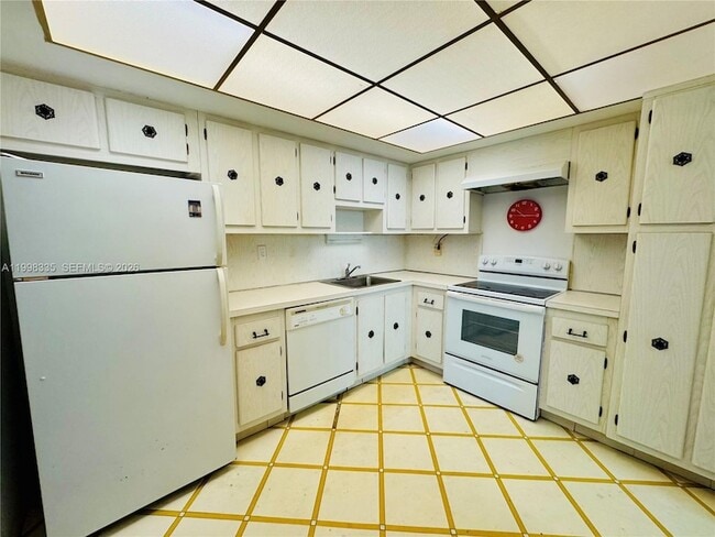 Building Photo - 18011 Biscayne Blvd