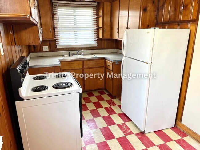 Building Photo - 122 Marshall St