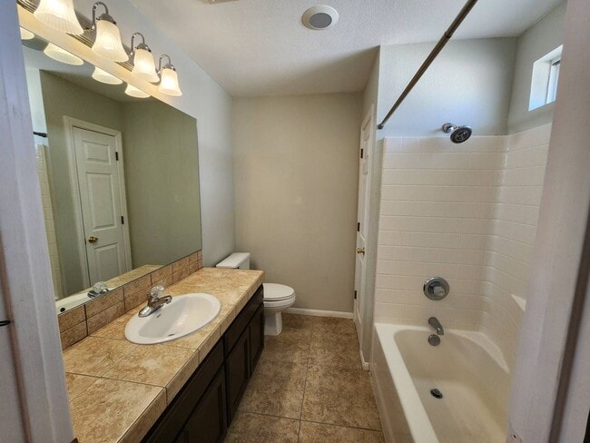 Building Photo - 2 Bedroom 2 Bath House Near Back Entrance ...