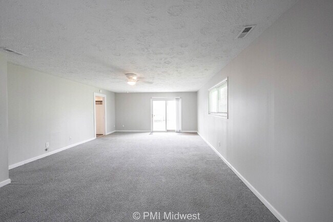 Building Photo - "Charming 4-Bedroom Retreat with Spacious Living in Indianapolis!"