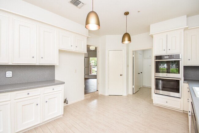 Building Photo - 1231 Creekford Cir