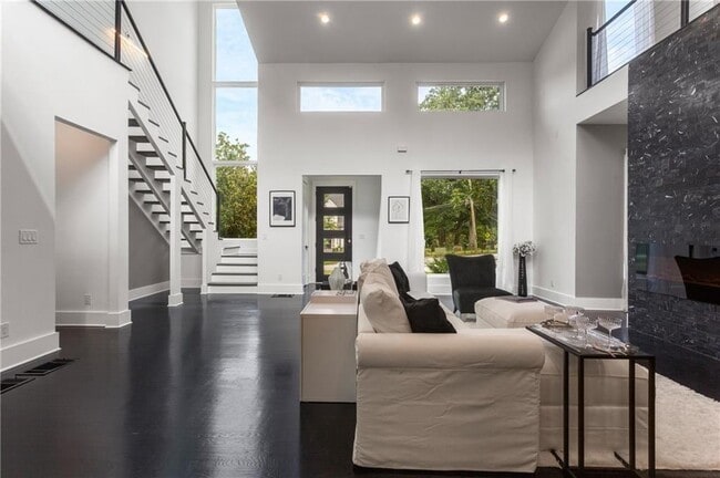 Building Photo - 1756 N Akin Dr NE