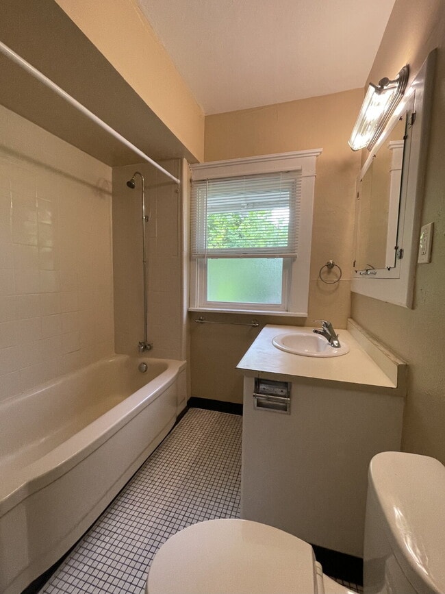 Building Photo - Buckman Neighborhood; Great Space; Easy to call Home