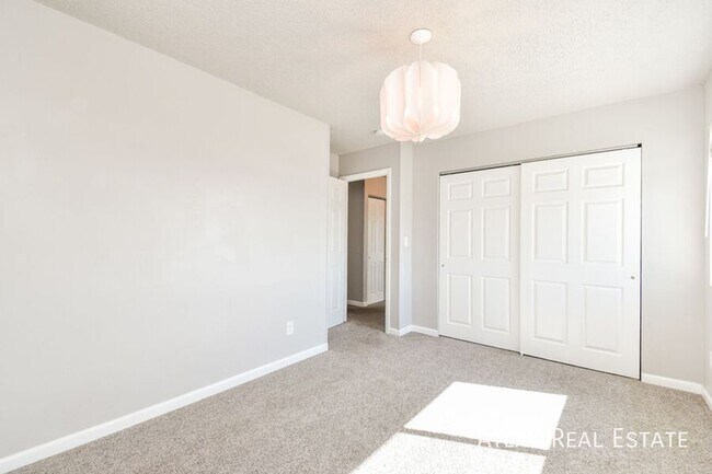 Building Photo - 4340 College View Dr