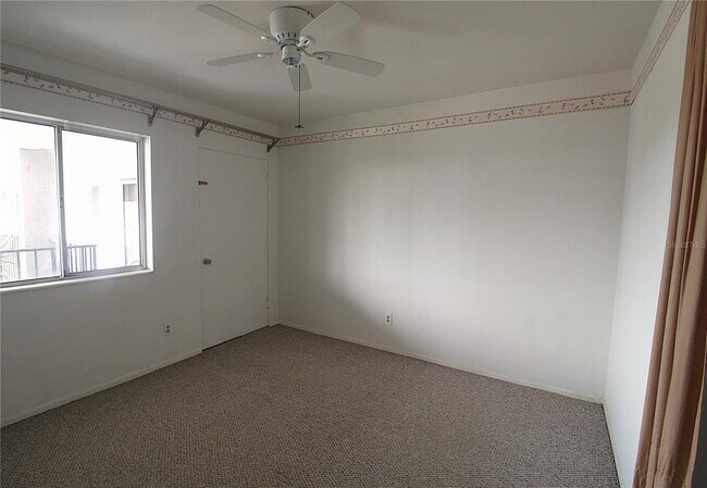 Building Photo - 3101 Bee Ridge Rd