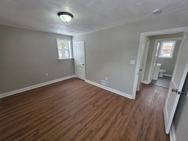 Building Photo - 8 W Chestnut Hill Rd