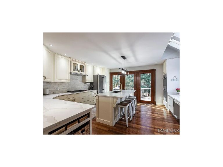 Kitchen - 17756 Brucker St