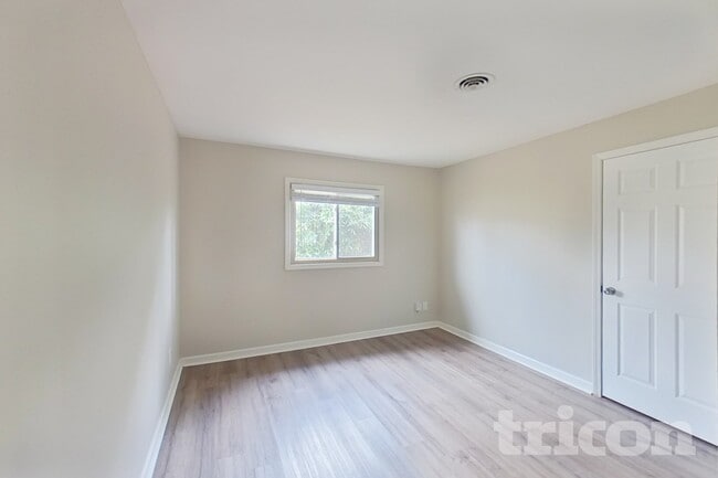 Building Photo - 9235 Laurel Hill Dr