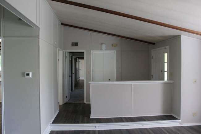 Building Photo - 3-4 Bedroom Cloverdale Home in a Quiet Cou...