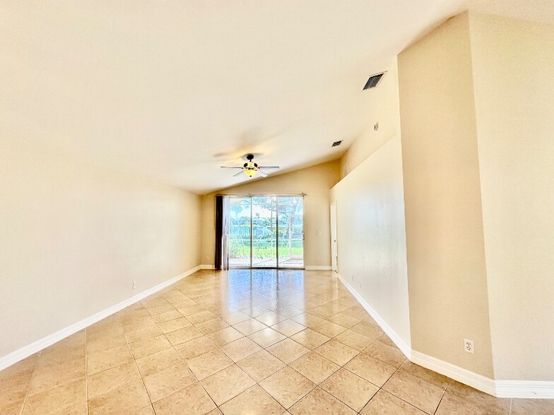 Building Photo - 2048 Painted Palm Dr