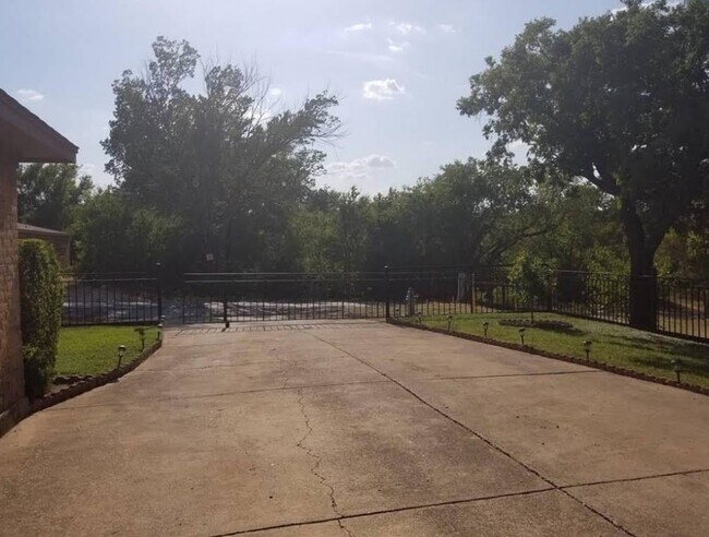 Building Photo - 2934 Chestnut Ave