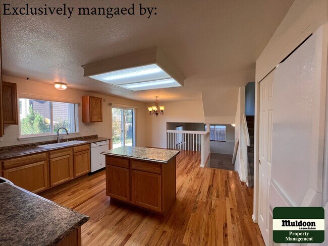 Building Photo - Stunning 3  Bedroom Home with lots of space and a beautiful fenced back yard -