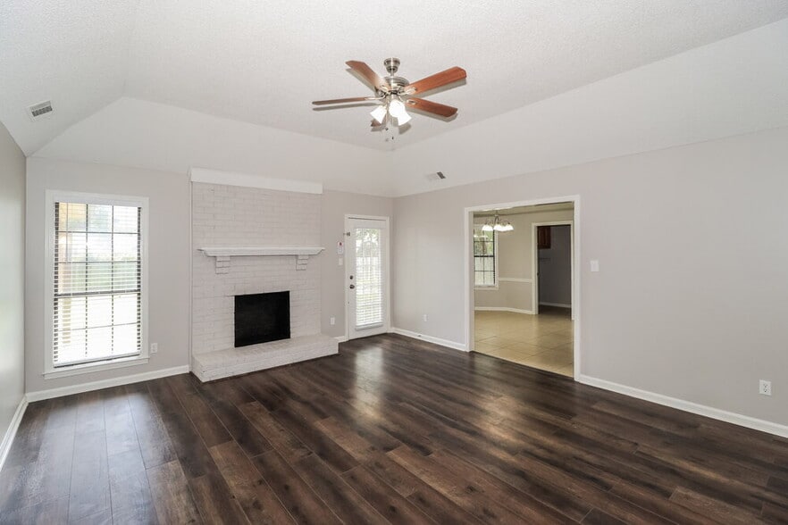 Building Photo - 4879 Baywood Dr