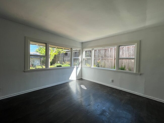 Building Photo - Sherman Oaks 3+2 w/bonus room + upgrades on cul-de-sac lot!