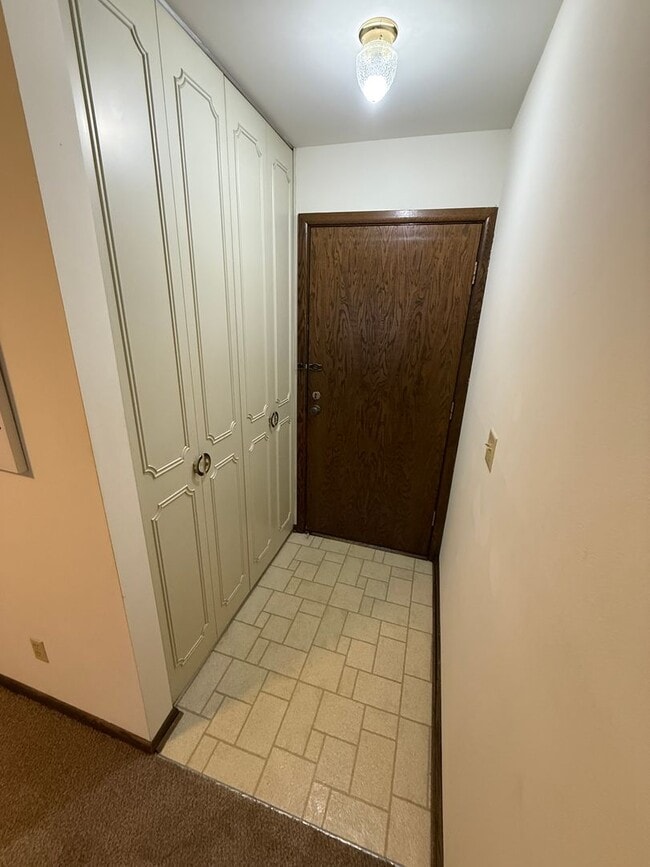 Building Photo - 425 E Henry Clay St