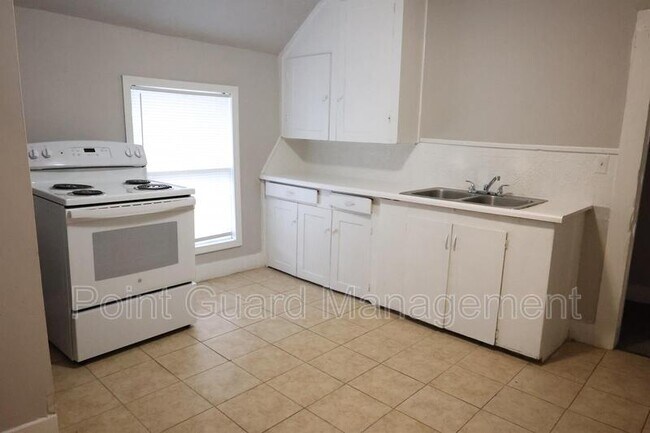 Building Photo - 1453 N Topeka Ave