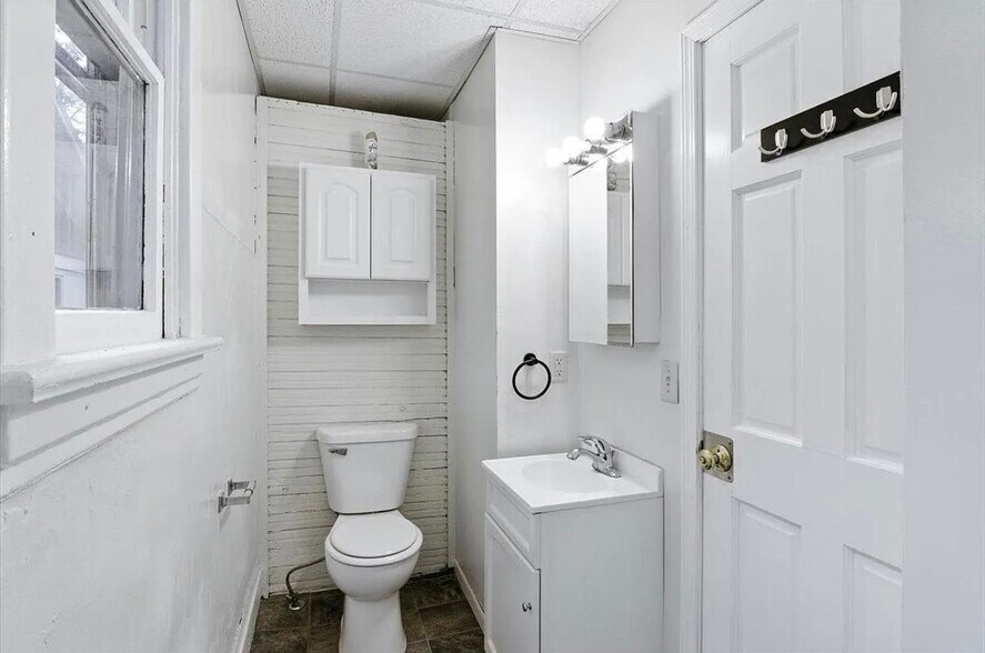 Building Photo - 612 7th Ave S