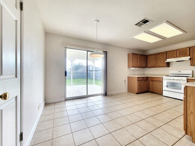 Building Photo - Charming 3/BR 2.5/BA Home with Bright Inte...
