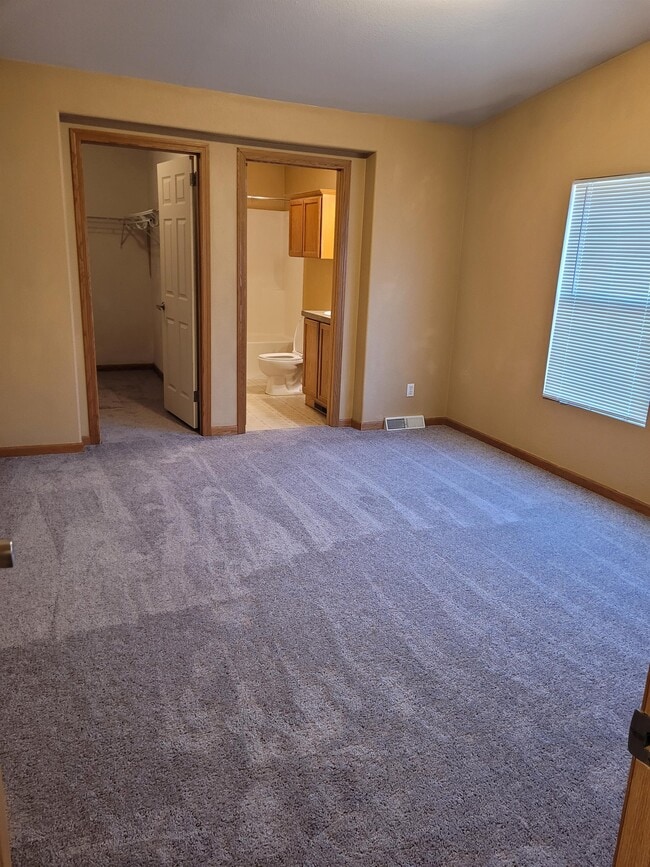 Building Photo - 2484 Carriage Dr