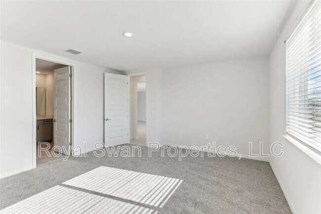 Building Photo - 2016 Rosewood Dr