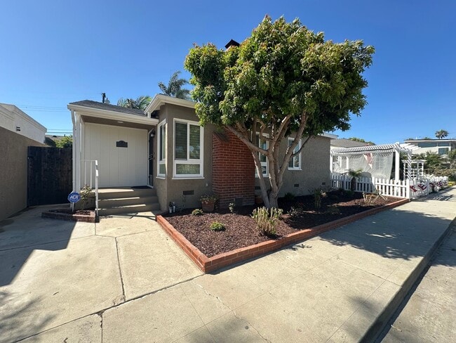 Building Photo - Beautifully Remodeled 3 Bedroom Naples Hou...