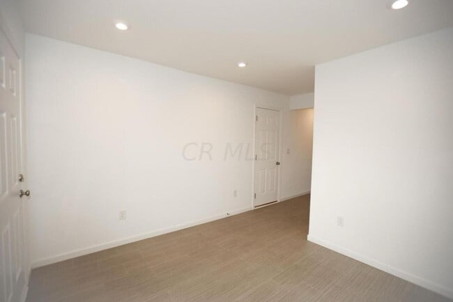 Building Photo - 4978 Crestbrook Dr