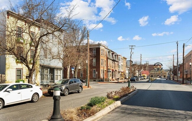 Building Photo - Beautiful 2 Bedroom Home on Verbeke St