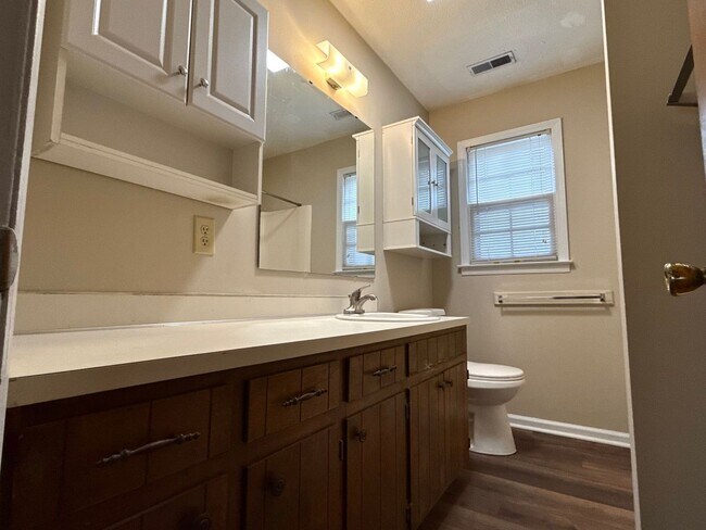 Building Photo - 2 Bedroom, 1 Bathroom Home