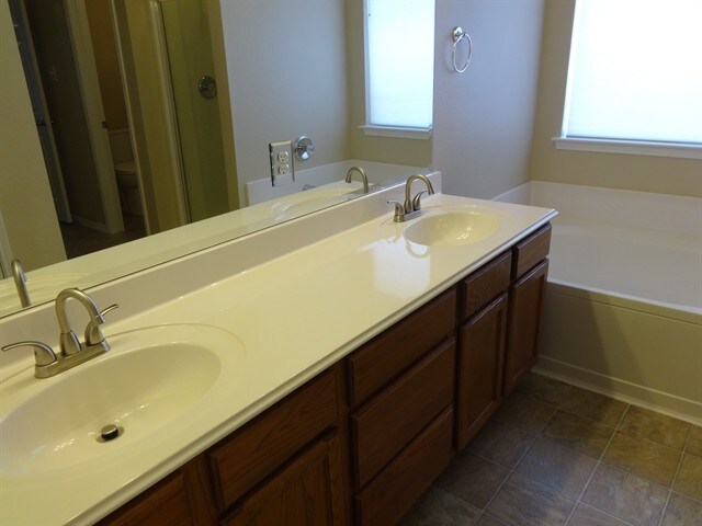 Building Photo - 915 Hidden Oaks Dr
