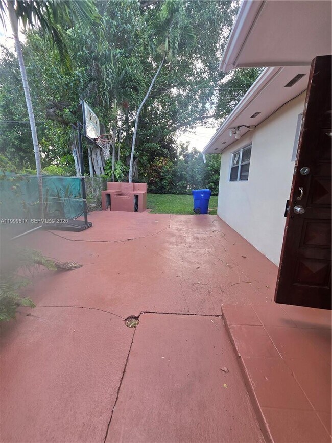 Building Photo - 2832 SW 37th Ave