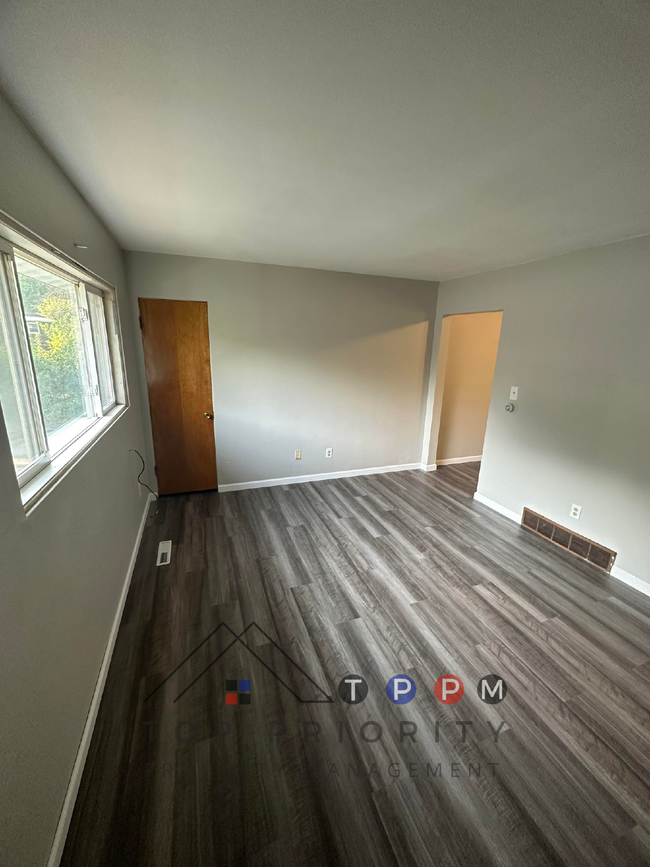 Building Photo - 1 Bedroom | 1 Bathroom Apartment in Waterl...