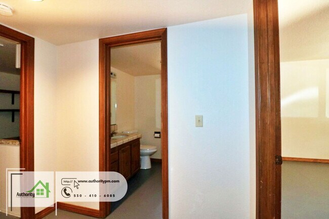 Building Photo - 10560 Old Oregon Trl