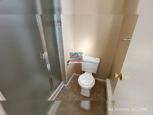 Building Photo - 1525 Spring Valley Dr