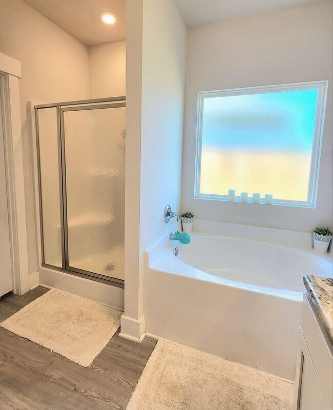 Building Photo - Stunning 4-Bed, 3-Bath Beauty, 2,117 sq. ft. of Pure Comfort and Style!