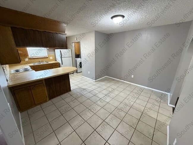 Building Photo - Spacious 3 bedrooms 2 baths home with 2 car garage