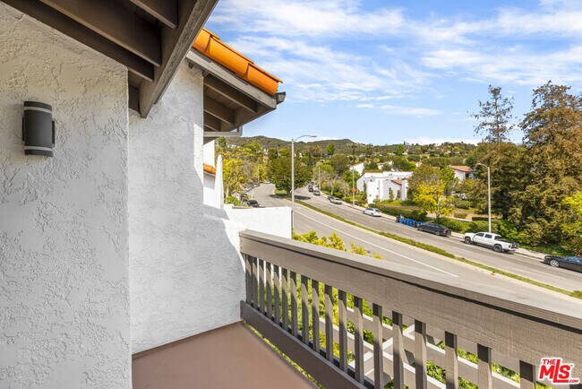 Building Photo - 1549 Palisades Dr