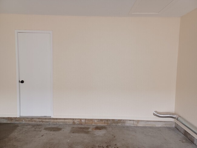 Building Photo - 582 Moull St