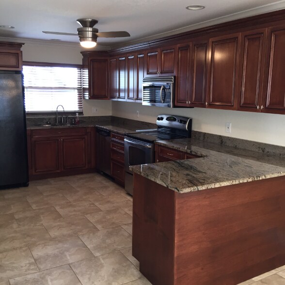 Building Photo - 2700 Bayshore Blvd