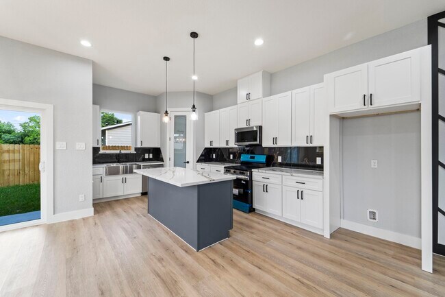 Building Photo - 6631 Foster St