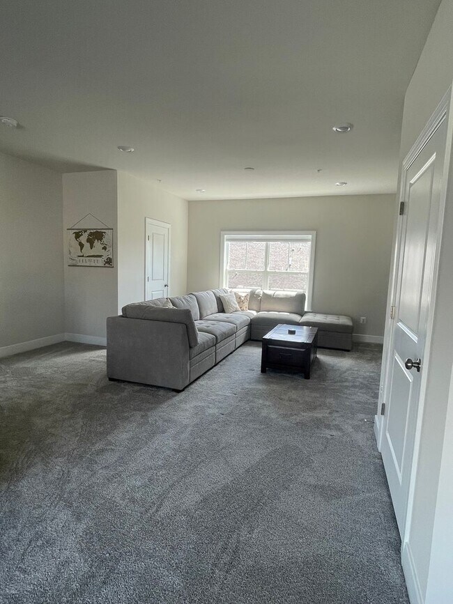 Building Photo - FOUR LEVEL TOWNHOUSE IN DOWNTOWN CROWN, 2 ...