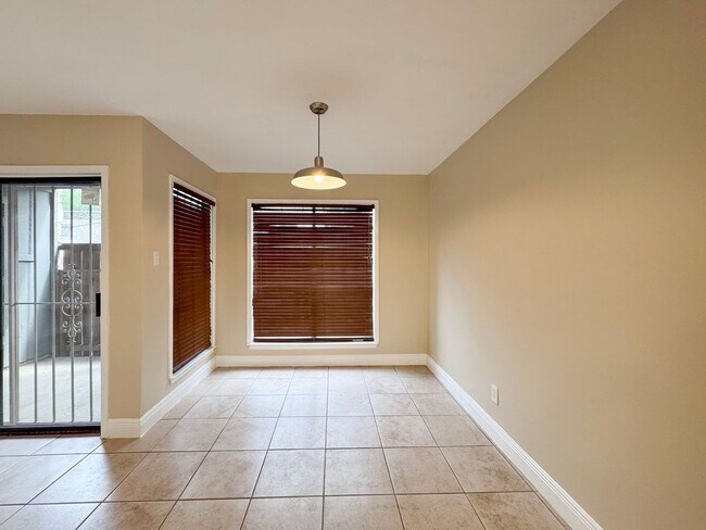 Building Photo - 3843