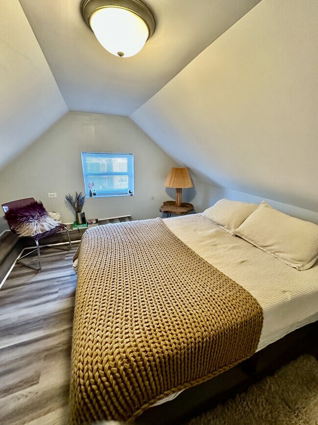 Building Photo - 920 W 35th Pl