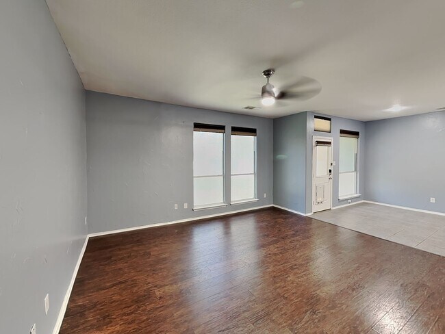 Building Photo - READY FOR MOVE IN NOW!