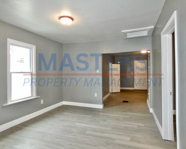 Building Photo - Spacious Rental | Convenient Central Location