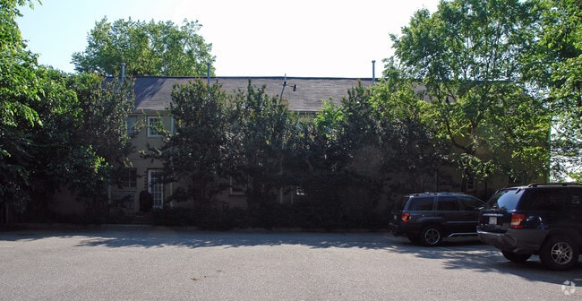 Building Photo - 605-607 Daniels St