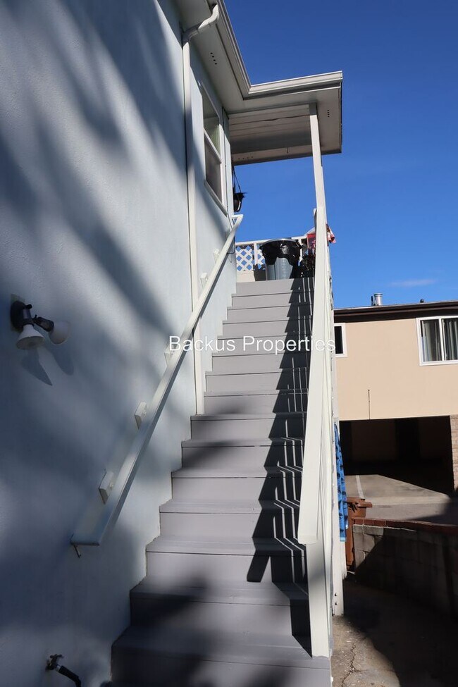 Building Photo - 650 Laine St