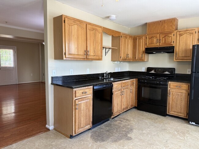 Building Photo - 1323 Hampshire Dr